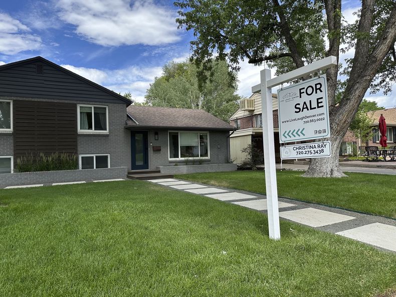 Una vivienda en venta en Englewood, Colorado, el 27 de junio del 2024. (AP foto/David Zalubowski)