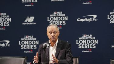 El comisionado de la MLB Robert Manfred habla en conferencia de prensa durante el día de prácticas antes de la serie de la MLB en Londres entre los Cardenales de San Luis y los Cachorros de Chicago el viernes 23 de junio del 2023. (Zac Goodwin/PA via AP)