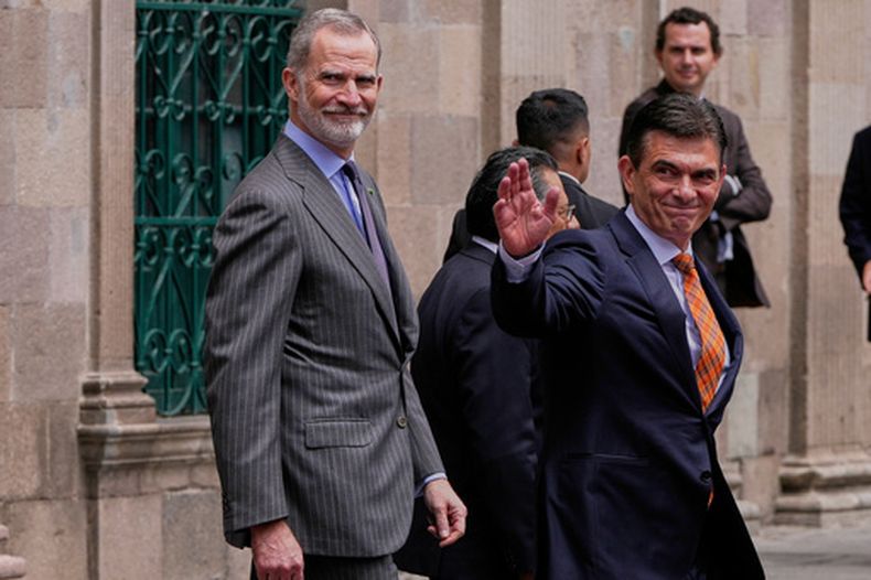 El presidente boliviano, Rodrigo Paz, a la derecha, y el rey Felipe de España caminan después de una reunión en el palacio de gobierno en La Paz, Bolivia, el jueves 12 de marzo de 2026. (Foto AP/Juan Karita)