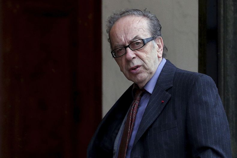 ARCHIVO - El novelista albanés Ismail Kadare llega a los Palacios Elíseos para recibir la medalla de la Legión de Honor de parte del presidente francés Francois Hollande, en París, el 30 de mayo de 2016. (AP Foto/Thibault Camus, archivo)