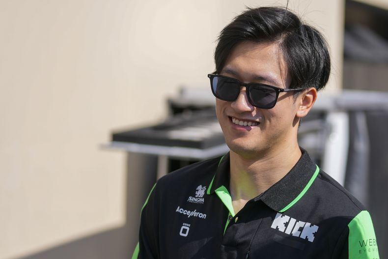 ARCHIVO - El piloto chino Zhou Guanyu del equipo Sauber en el paddock del Gran Premio de Abu Dabi de la Fórmula Uno, el 5 de diciembre de 2024. (AP Foto/Darko Bandic)