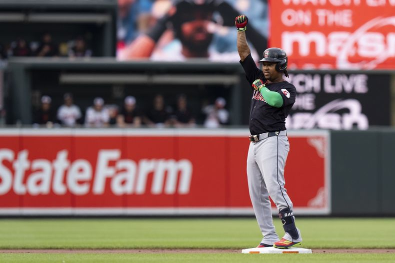 El dominicano José Ramírez, de los Guardianes de Cleveland, festeja tras conseguir un doble en el juego del martes 25 de junio de 2204, ante los Orioles de Baltimore (AP foto/Stephanie Scarbrough)