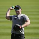 El lanzador de los Medias Blancas de Chicago Liam Hendriks lanza antes del juego ante los Angelinos de Los Ángeles el lunes 29 de mayo del 2023. (AP Foto/Charles Rex Arbogast)