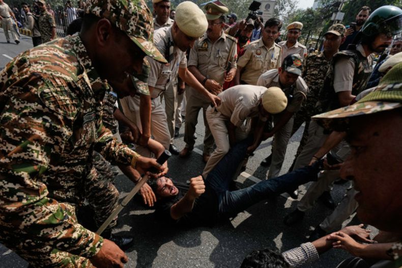 Policías detienen a manifestantes durante una manifestación para reclamar la renuncia del jefe de la Comisión Electoral de India, Gyanesh Kumar, en Nueva Delhi, India, el 10 de octubre de 2026. (AP Foto/Manish Swarup)