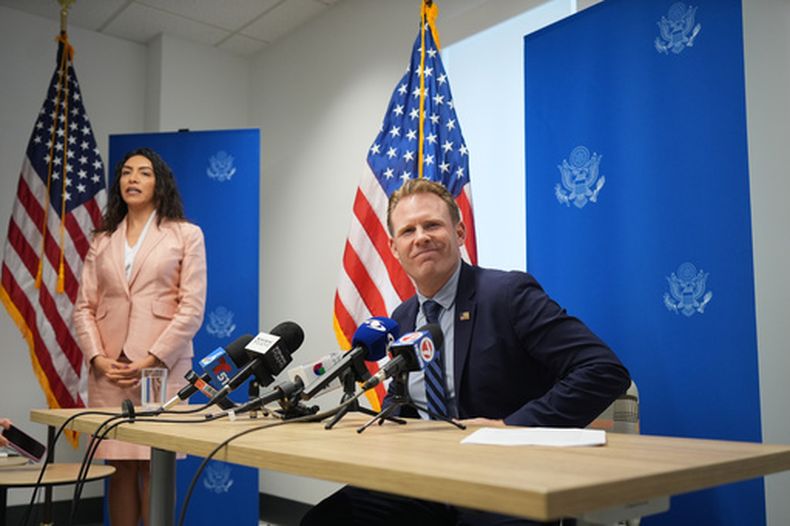 Andrew Giuliani (derecha), el director de la fuerza de trabajo de la Casa Blanca para la Copa Mundial, el jueves 4 de junio de 2026, en Miami. (AP Foto/Rebecca Blackwell)