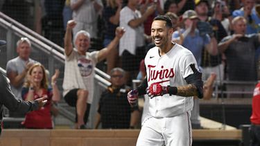 El puertorriqueño Carlos Correa, de los Mellizos de Minnesota, festeja luego de conectar un jonrón de dos carreras ante los Cerveceros de Milwaukee, el martes 13 de junio de 2023 (AP Foto/Craig Lassig)