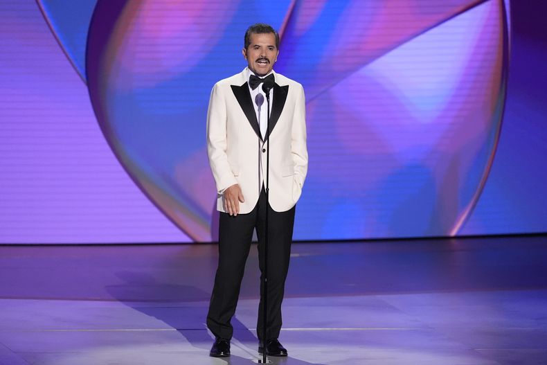 John Leguizamo habla durante la 76ª edición de los premios Emmy el domingo 15 de septiembre de 2024 en el Teatro Peacock de Los Ángeles. (Foto AP Photo/Chris Pizzello)