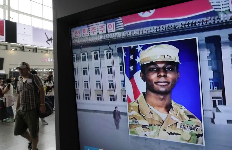 En esta imagen de archivo, una pantalla de televisión muestra una imagen de archivo del soldado Travis King durante un noticiero, en la estación de trenes de Seúl, Corea del Sur, el 16 de agosto de 2023. (AP Foto/Ahn Young-joon, archivo)
