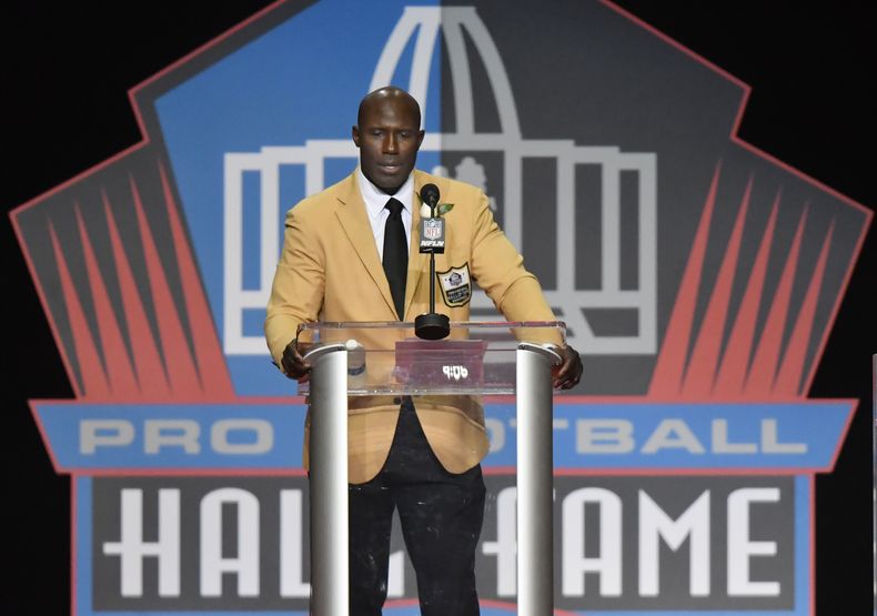 ARCHIVO - Terrell Davis, exjugador de la NFL, da su discurso durante la ceremonia de inducción al Salón de la Fama del fútbol americano profesional, el sábado 5 de agosto de 2017, en Canton Ohio. Davis dijo el lunes 25 de julio de 2024 haber sido humillado tras ser esposado sin justificación y retirado de un vuelo de United Airlines. (AP Foto/David Richard, Archivo)