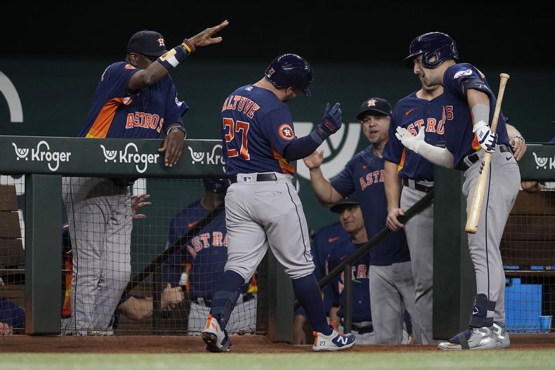 En foto del 5 de septiembre del 2023, el venezolano José Altuve celebra con el mánager Dusty Baker Jr. y Alex Bregman, tras su jonrón solitario ante los Rangers de Texas. (AP Foto/Tony Gutierrez)