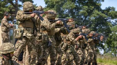 soldados ucranianos reciben entrenamiento militar britanico