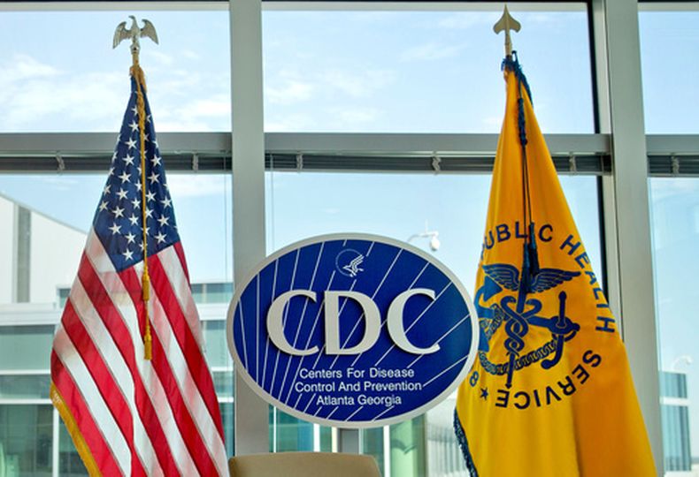 En esta fotografía del 19 de noviembre de 2013 se puede ver el logo de los Centros para el Control y la Prevención de Enfermedades (CDC por sus iniciales en inglés) en la sede de la agencia federal, en Atlanta. (AP Foto/David Goldman, Archivo)