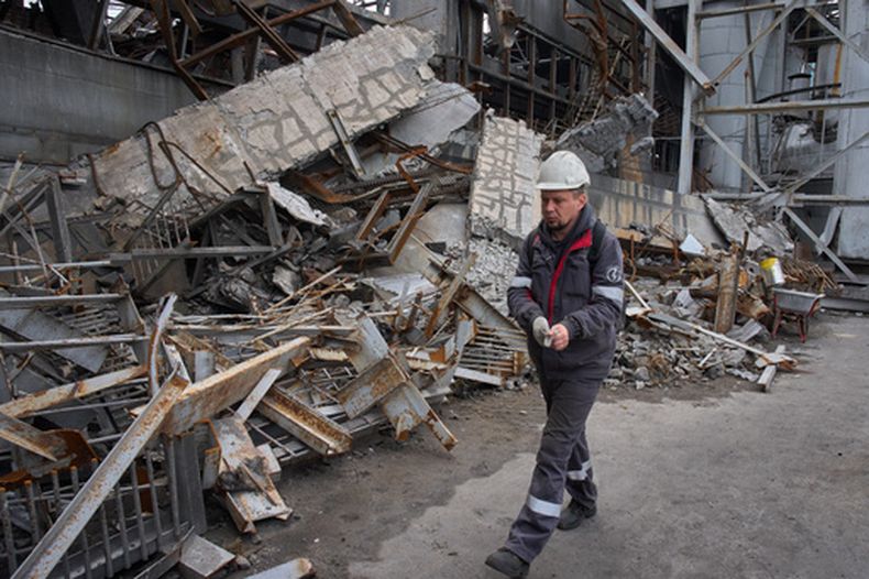 Un trabajador camina por un taller destruido en la Planta Termoeléctrica Trypilska en Ukrainka, en la región de Kiev, Ucrania, el lunes 26 de octubre de 2026, tras un reciente ataque ruso con misiles. (AP Foto/Efrem Lukatsky)