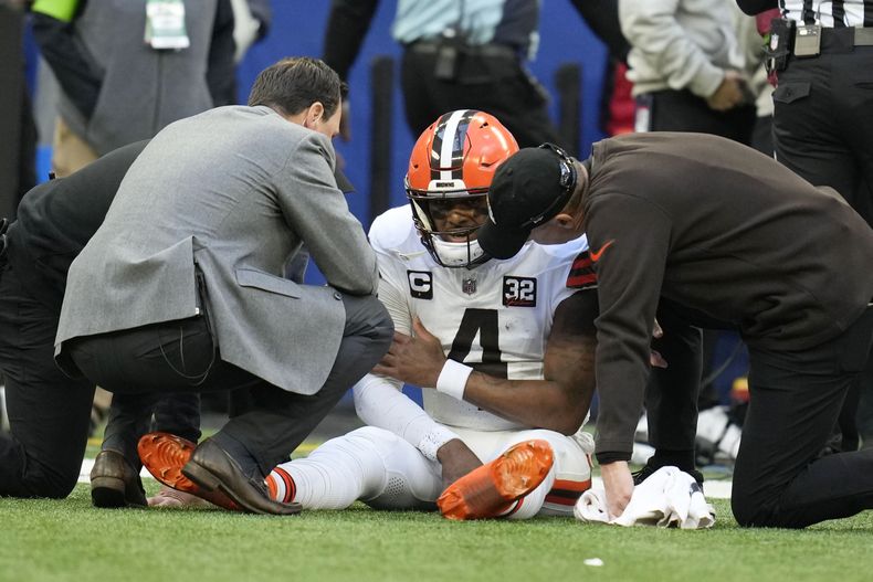 Deshaun Watson (4), quarterback de los Browns de Cleveland, se sienta en el campo después de recibir un golpe durante la primera mitad del partido de la NFL en contra de los Colts de Indianápolis, el domingo 22 de octubre de 2023, en Indianápolis. (AP Foto/Michael Conroy)