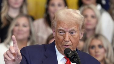 El presidente estadounidense Donald Trump habla antes de firmar una orden ejecutiva durante un evento en la Sala Este de la Casa Blanca, el miércoles 5 de febrero de 2025, en Washington. (AP Foto/Alex Brandon)