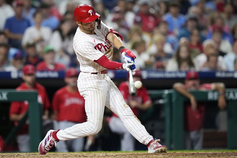 Trea Turner del Filis de Filadelfia conecta un jonrón de carreras frente al pitcher de los Angelinos de Los Ángeles Lucas Giolito en la quinta entrada del duelo del lunes 28 de agosto del 2023. (AP Foto/Matt Slocum)