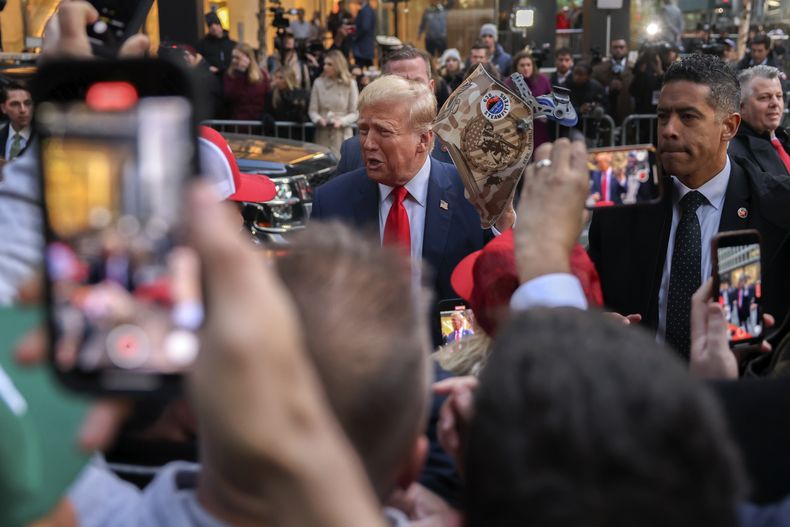 ARCHIVO - El expresidente Donald Trump habla con trabajadores de construcción en la sede de JPMorgan Chase en el centro de Manhattan, Nueva York, el 25 de abril de 2024. (AP Foto/Yuki Iwamura, Archivo)