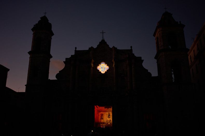 Una vista general de La Madonna Luminosa, un vitral temporal en la Catedral de La Habana, durante un apagón, el martes 13 de octubre de 2026. (AP Foto/Ramón Espinosa)