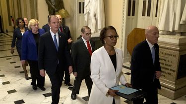 Cámara baja de EEUU remite al Senado los cargos contra Trump