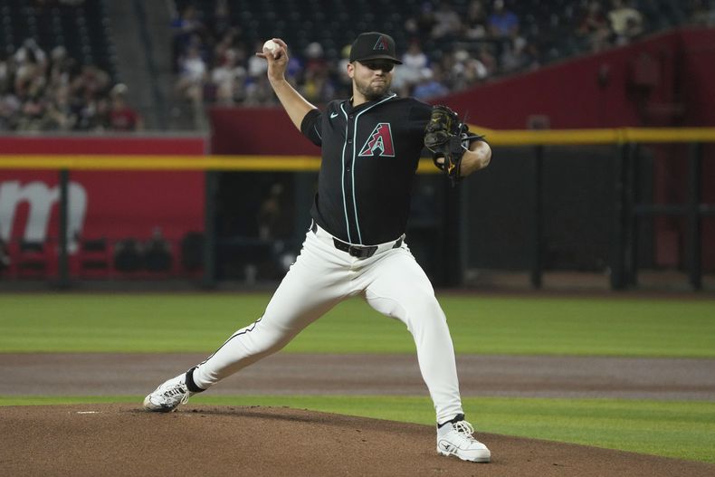 ARCHIVO - El lanzador de los Diamondbacks de Arizona, Slade Cecconi (43), lanza contra los Bravos de Atlanta en la primera entrada durante un juego de béisbol, el 10 de julio de 2024, en Phoenix. (AP Foto/Rick Scuteri, Archivo)