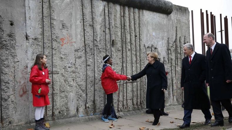 Miles de alemanes conmemoran a quienes ayudaron a derrocar la dictadura y a reunificar el país. "Duró mucho tiempo y mucha gente tuvo que sufrir", señaló la canciller Angela Merkel.
