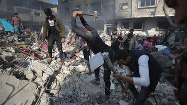 Palestinos buscan sobrevivientes después de un ataque israelí en la Franja de Gaza en el campo de refugiados de Nusseirat, el 17 de noviembre de 2023. (Foto AP/Marwan Saleh, Archivo)