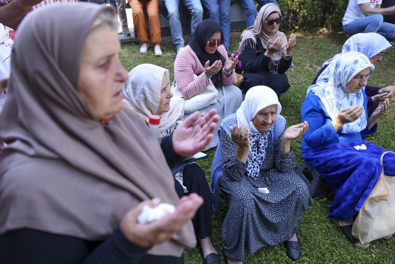 Un grupo de personas rinden honores a las víctimas de la masacre de Srebrenica, en Visoko, Bosnia, el 9 de julio de 2023. (Foto AP/Armin Durgut)