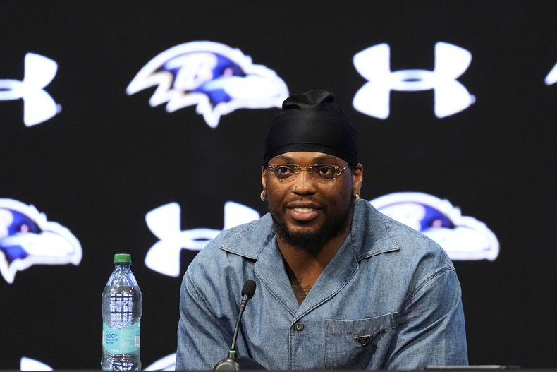 Derrick Henry, running back de los Ravens de Baltimore, habla con los representantes de los medios de comunicación durante una conferencia de prensa en el Under Armour Performance Center, el lunes 19 de mayo de 2025, en Owings Mills, Maryland. (AP Foto/Stephanie Scarbrough)
