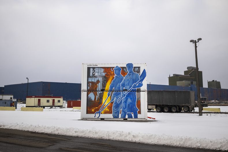 Un mural muestra trabajadores del acero en la planta de fabricación Stelco en Hamilton, Ontario, el lunes 10 de febrero de 2025. (Nick Iwanyshyn/The Canadian Press via AP)