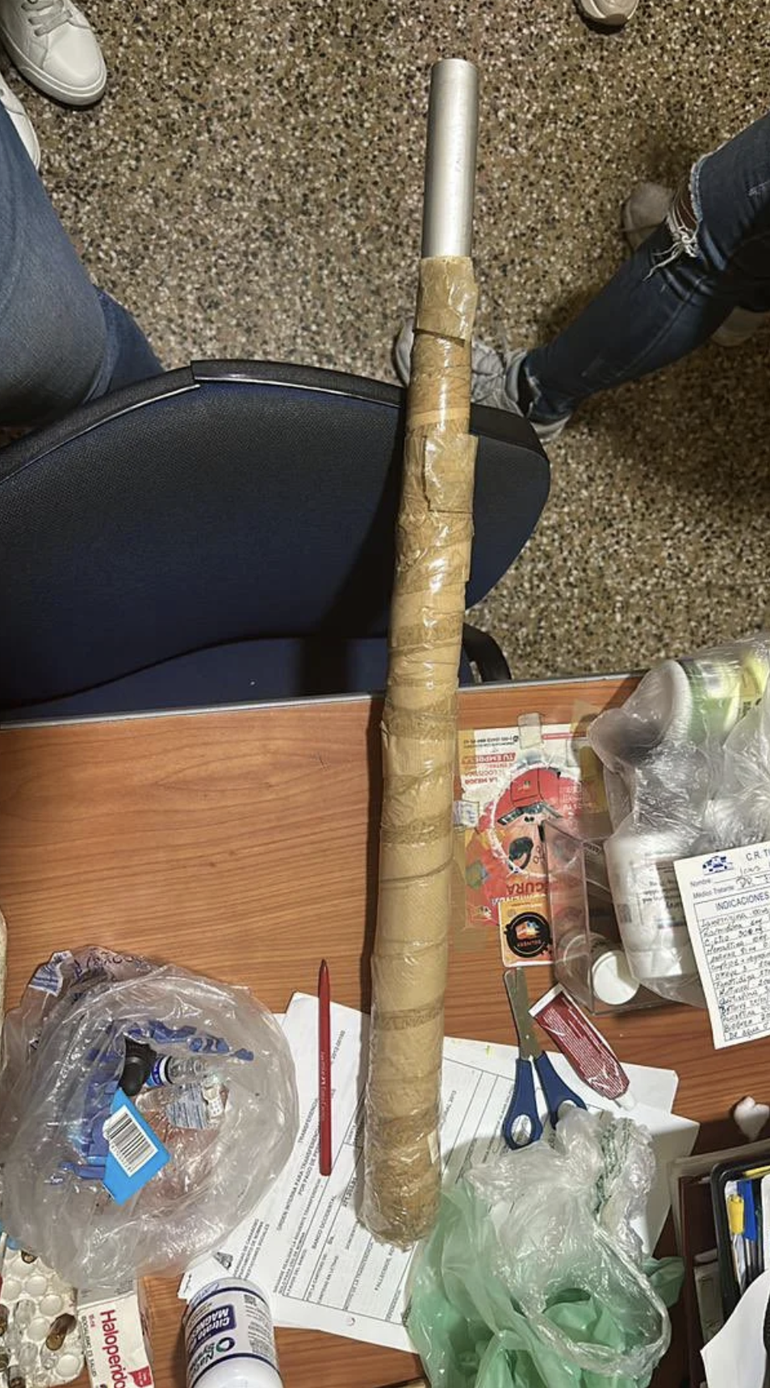 El objeto contundente “encontrado” en el centro de rehabilitación. Foto: vía Twitter (@TarekWiliamSaab).