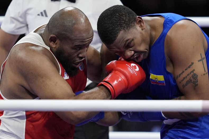 El francés Djamil-Dini Aboudou, de rojo, y el ecuatoriano Gerlon Congo en su combate de cuartos de final de la categoría de los superpesados, el viernes 2 de agosto de 2024, en Villepinte, Francia. (AP Foto/John Locher)