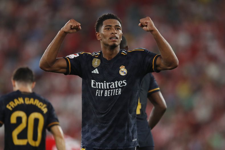 Jude Bellingham del Real Madrid celebra después de anotar el segundo gol de su equipo en el duelo ante el Almería, el sábado 19 de agosto de 2023, en Almería, España. (AP Foto/Fermin Rodriguez, Archivo)