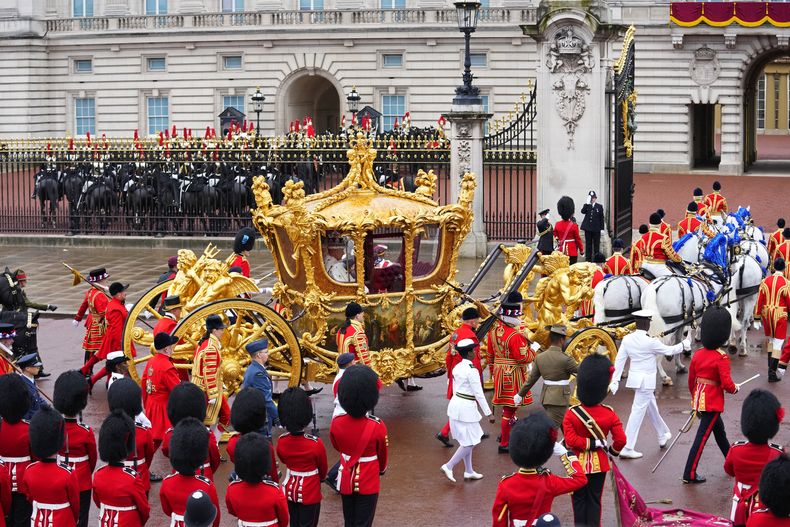 El rey Carlos III y la reina Camila de Gran Bretaña viajan en el Carruaje Dorado de Estado de regreso al Palacio de Buckingham desde la Abadía de Westminster después de la coronación en Londres, el sábado 6 de mayo de 2023. (Foto AP/Petr David Josek)