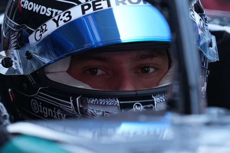 El italiano Kimi Antonelli, de Mercedes, espera su turno en la tercera sesión de práctica para el Gran Premio de Japón, el sábado 28 de marzo de 2026 en Suzuka (AP Foto/Hiro Komae)