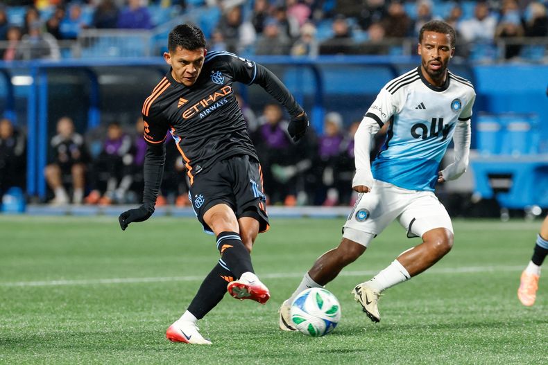 El costarricense Alonso Martínez, del New York City FC, anota en el primer partido de su serie de playoffs ante Charlotte, el martes 28 de octubre de 2025 (AP Foto/Nell Redmond)