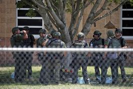 investigan inaccion policial en masacre escolar en texas