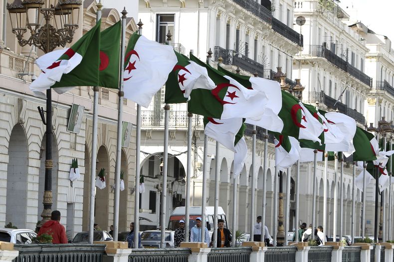 Banderas argelinas en Argel el 16 de abril del 2025. (AP foto/Fateh Guidoum)