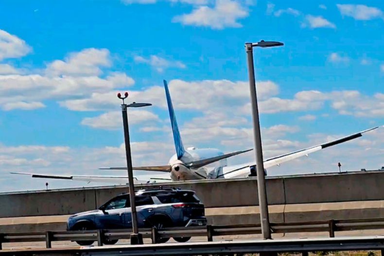 En esta imagen tomada de un video se puede ver a un avión de United Airlines después de hacer impacto con un camión y un poste de luz en una autopista durante su aterrizaje en el Aeropuerto Internacional Newark Liberty, el domingo 3 de mayo de 2026, en Nueva Jersey. (Patrick Oyulu, vía AP)