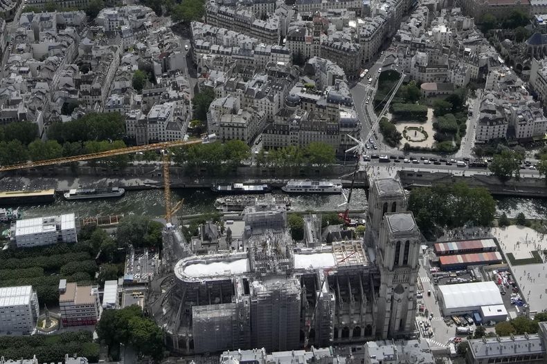 La catedral de Notre Dame de París después de que se instalara un enorme marco de roble, el martes 11 de julio de 2023 en París. Los paneles se volverán a montar en la parte superior de Notre Dame para reemplazar el techo que las llamas convirtieron en cenizas en 2019. (Foto AP/Christophe Ena)