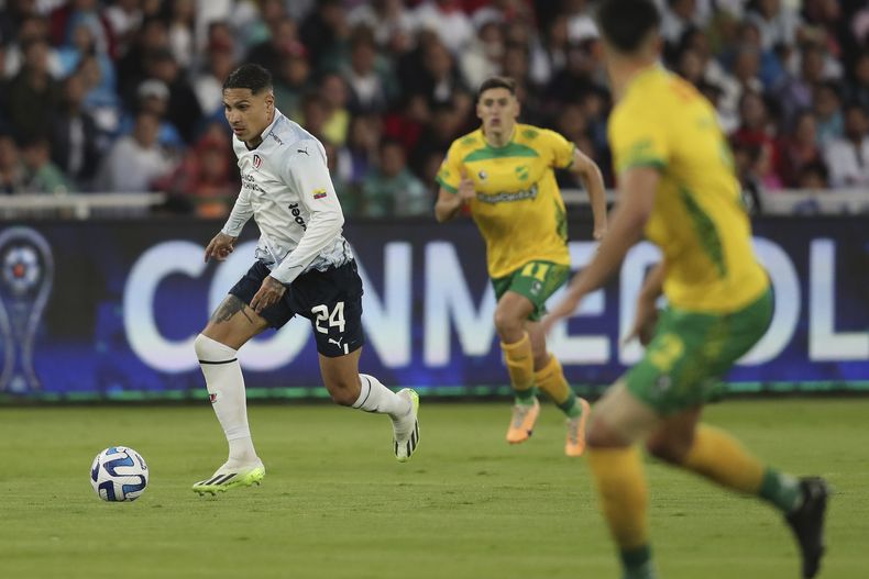 Paolo Guerrero Paolo Guerrero de la Liga de Quito avanza con el balón en el partido contra Defensa y Justicia de Argentina por las semifinales de la Copa Sudamericana, el miércoles 27 de septiembre de 2023, en Quito. (AP Foto/Dolores Ochoa)
