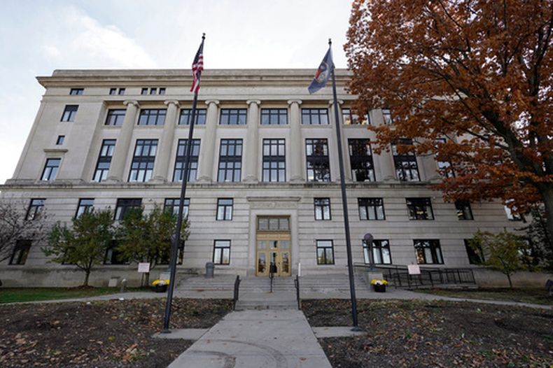ARCHIVO – El tribunal del condado Genesee en Flint, Michigan, el miércoles 28 de octubre de 2020. (AP Foto/Paul Sancya, Archivo)