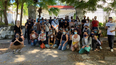 mas de 50 artistas cubanos se plantan frente al ministerio de cultura exigiendo dialogar con el ministro