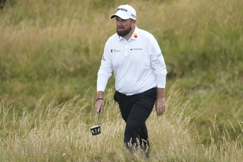 El irlandés Shane Lowry camina en el octavo green en la segunda ronda del Abierto Británico en el Royal Troon en Escocia el viernes 19 de julio del 2024. (AP Foto/Jon Super)