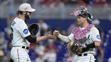 Dylan Floro, izquierda, relevista de los Marlins de Miami, y el receptor Nick Fortes se felicitan mutuamente después de que los Marlins derrotaron a los Rojos de Cincinnati 3-1 en el juego de béisbol, el domingo 14 de mayo de 2023, en Miami. (AP Foto/Wilfredo Lee)