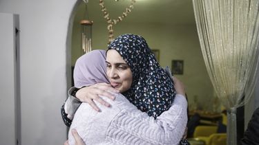 Marah Bakir (derecha), una expresa palestina liberada por las autoridades israelíes, es recibida por sus parientes en la vivienda familiar en el vecindario de Beit Hanina, en Jerusalén Este, el 24 de noviembre de 2023. (AP Foto/Mahmoud Illean)