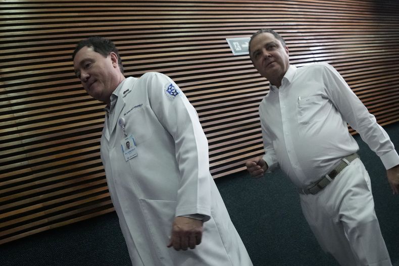 El doctor Giancarlo Cavallo Polesello, cirujano en jefe, izquierda, y el cardiólogo Roberto Kalil Filho llegan a una conferencia de prensa para hablar sobre el procedimiento para colocarle una prótesis de cadera al presidente brasileño Luiz Inácio Lula da Silva, el viernes 29 de septiembre de 2023, en Brasilia, Brasil. (AP Foto/Eraldo Peres)