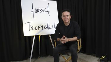 El cantautor colombiano Fonseca posa para promover su álbum Tropicalia, durante una entrevista en la Ciudad de México el lunes 29 de abril de 2024. (Foto AP/Berenice Bautista)