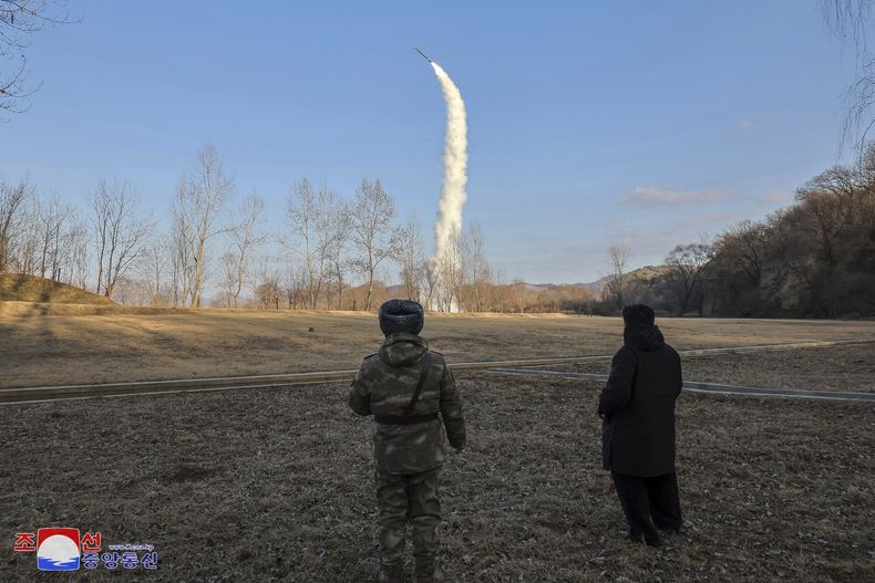 En esta imagen proporcionada por el gobierno norcoreano, su líder, Kim jong Un, a la derecha, asiste a una prueba de armas guiadas de crucero mar-tierra en un lugar no revelado de Corea del Norte, el sábado 25 de enero de 2025. No se invitó a periodistas independientes a cubrir el suceso mostrado en esta imagen publicada por el gobierno norcoreano. El contenido se reproduce como se recibió y no puede verificarse de forma independiente. La marca de agua en la imagen es de KCNA, la Agencia Central de Noticias de Corea. (Agencia Central de Noticias de Corea/Korea News Service via AP)