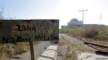 americateve | El olor a excrementos y animales putrefactos es apenas mitigado por el olor del mar que rompe en la costa cercana.