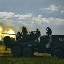 ARCHIVO - Soldados ucranianos disparan un cañón cerca de Bájmut, una ciudad oriental en la que han estado librando intensos combates contra las fuerzas rusas, el 15 de mayo de 2023, en la región de Donetsk, Ucrania. (AP Foto/Libkos, archivo)
